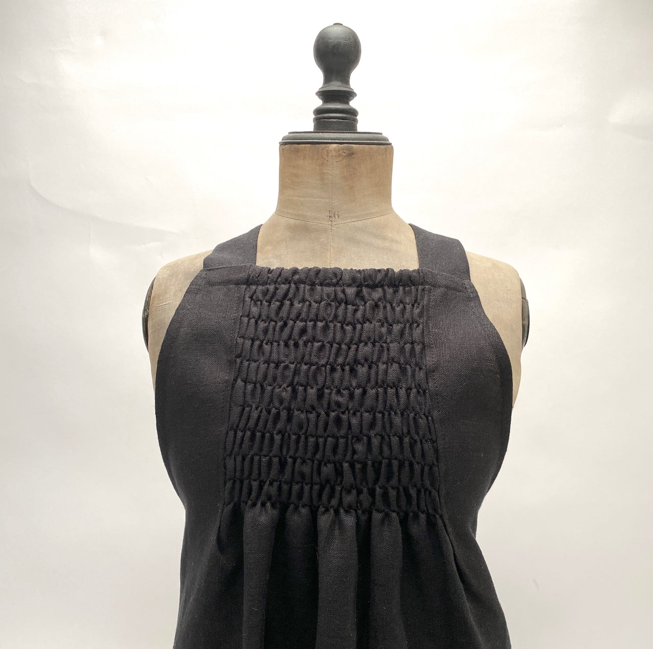 smocked full apron (black)